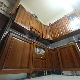 cucina angolare in legno, marmo fuochi candy