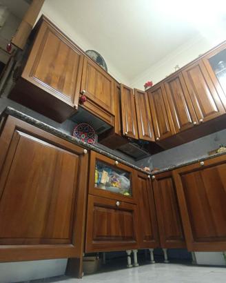 cucina angolare in legno, marmo fuochi candy