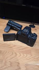 Canon EOS 700D con Obiettivo 24 mm e battery pack