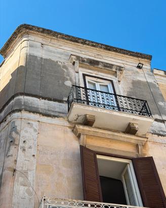 Palazzetto semi-indipendente con vista mare