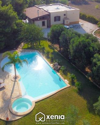 Villa con piscina e pineta a 400m dalla spiaggia