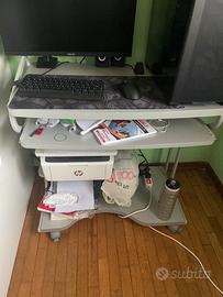 Scrivania Porta PC con ruote e ripiano estraibile