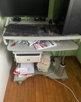 Scrivania Porta PC con ruote e ripiano estraibile