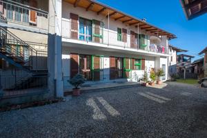 Casa subito abitabile con tre rustici e terreno