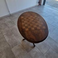 Tavolino ovale in legno con scacchiera intarsiata