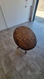 Tavolino ovale in legno con scacchiera intarsiata