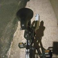 BMX nera si deve solo aggiustare il freno di dietr