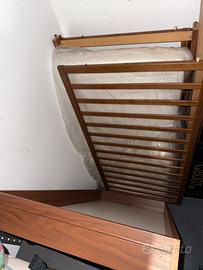 Lettino in legno con sponde reclinabili