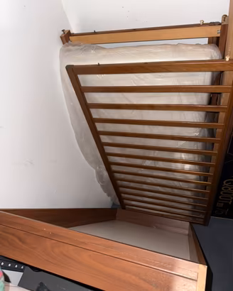 Lettino in legno con sponde reclinabili