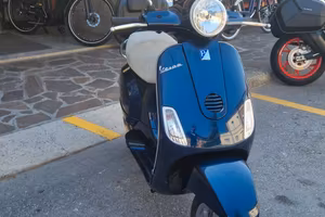 Piaggio Vespa 125 LX blu
