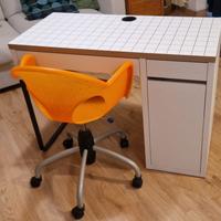 Scrivania per PC Ikea e sedia con rotelle