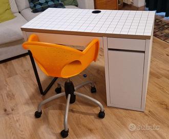 Scrivania per PC Ikea e sedia con rotelle