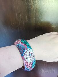 Bracciale largo in legno multicolore 