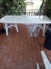 Grande tavolo   allungabile e sedie da esterno
