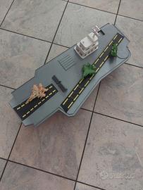 porta aerei con 3  mezzi