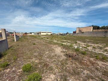 Piazzale mezzi con uffici
