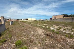 Piazzale mezzi con uffici