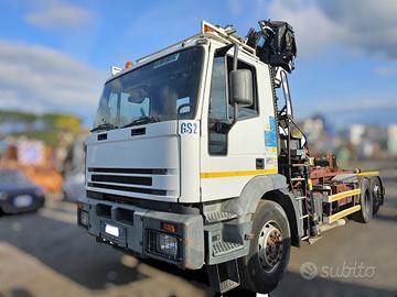 Iveco 260e31 con scarrabile e gru