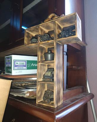 bacheca da esposizione in legno a forma di croce