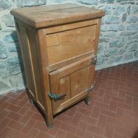 antica ghiacciaia in legno