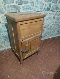 antica ghiacciaia in legno