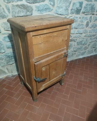 antica ghiacciaia in legno