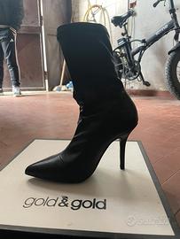 Scarpe stavali da donna diversi modelli