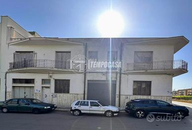 NUOVO PREZZO!Intero stabile angolare in zona semic