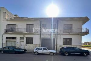 NUOVO PREZZO!Intero stabile angolare in zona semic