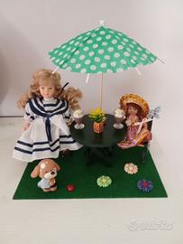 Bambole in giardino sotto l'ombrellone miniatura