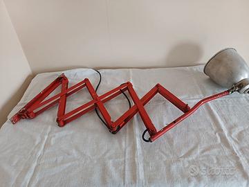 Lampada industriale a compasso rossa