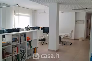 Locale commerciale 160 mq con 4 vetrine