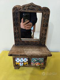 Mobiletto con specchio indiano