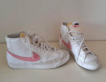 Nike Blazer Mid '77 in una colorazione bianca e ro