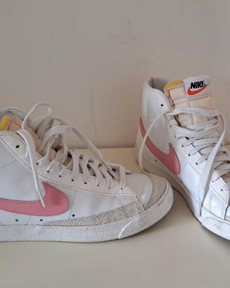 Nike Blazer Mid '77 in una colorazione bianca e ro