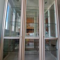 Mobile vetrina con finitura bianca lucida