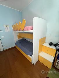 Letto a castello triplo con cassettiera