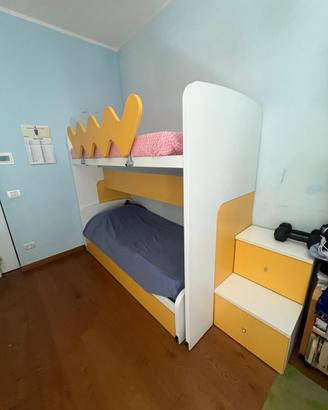 Letto a castello triplo con cassettiera