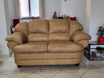 due divani in pelle,  anche singolarmente