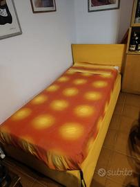 Letto con bande e testata in plastica morbida