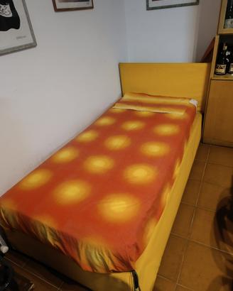 Letto con bande e testata in plastica morbida