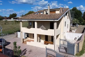 PORZIONE DI BIFAMILIARE A VALMONTONE