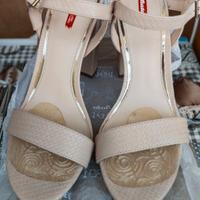 Sandali con tacco alto Bata 