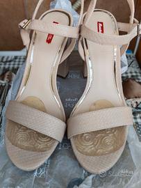 Sandali con tacco alto Bata 