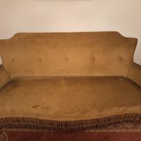 Salotto con  divano in velluto e due poltrone