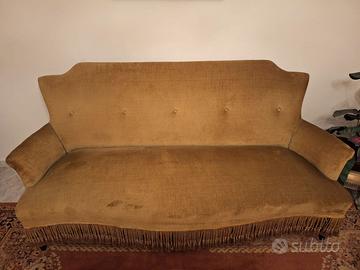 Salotto con  divano in velluto e due poltrone