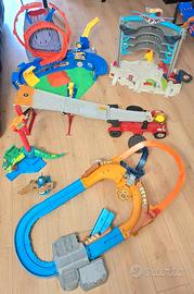 4 Pista hot wheels piu garage ed accessori