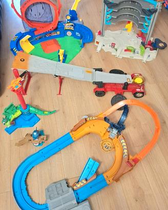 4 Pista hot wheels piu garage ed accessori