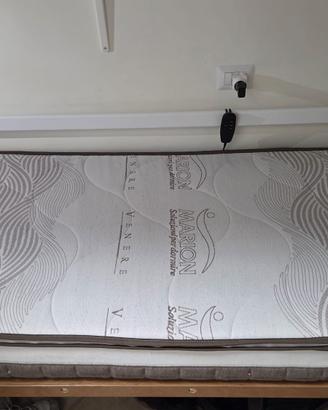 Letto singolo con rete meccanizzata e materasso