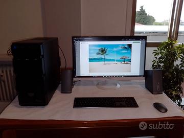Postazione pc desktop completa. Anno 2012.